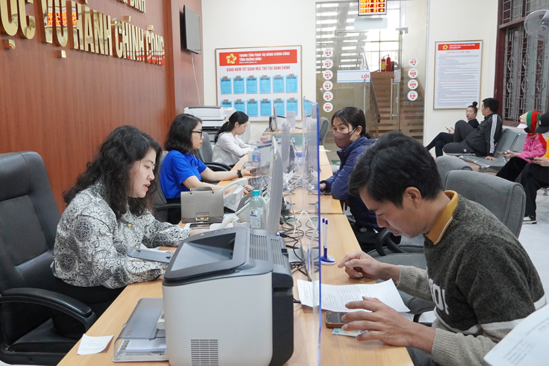Người dân thực hiện các thủ tục hành chính tại Trung tâm Phục vụ hành chính công tỉnh.
