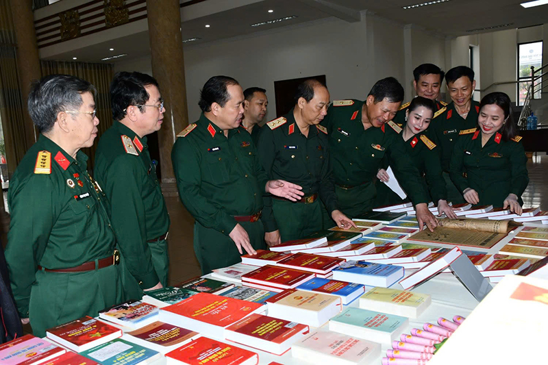 Các đại biểu dự hội thảo tham quan gian trưng bày sách.