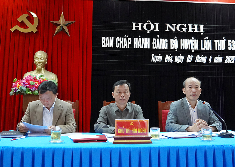 Các đồng chí Thường trực Huyện ủy Tuyên Hóa đang chủ trì hội nghị.