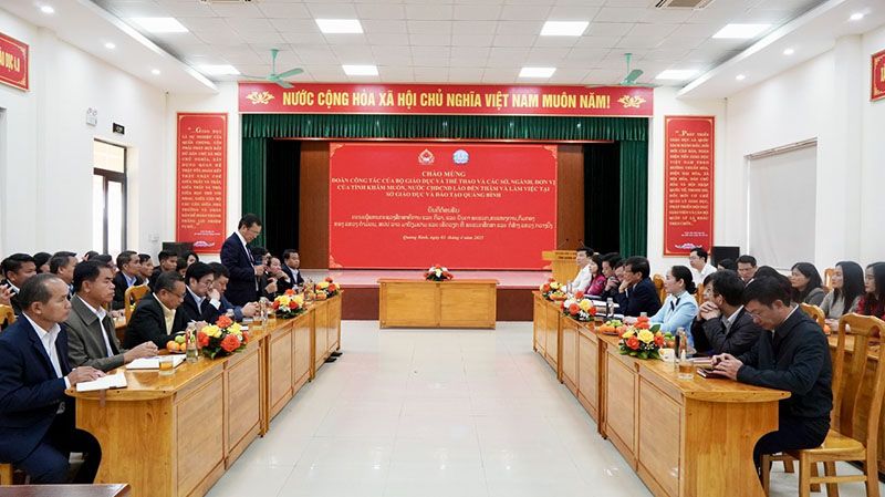 Quang cảnh buổi làm việc.