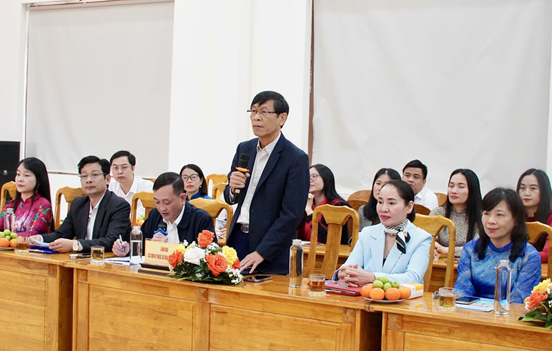 Lãnh đạo Sở Giáo dục-Đào tạo thông tin về tình hình hoạt động, những kết quả đạt được trên lĩnh vực giáo dục, đào tạo nghề của Quảng Bình.
