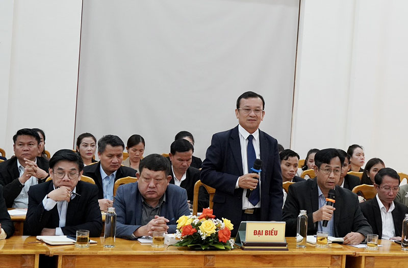 Ông Vi-lay-phon Phôm-ma-hả-xay thông tin về kết quả đạt được cũng như những khó khăn, vướng mắc trong lĩnh vực giáo dục-đào tạo của tỉnh Khăm Muồn.