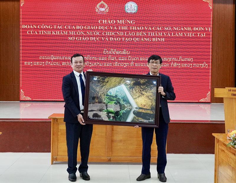 Đại diện lãnh đạo Sở GD-ĐT tặng quà lưu niệm cho đoàn đại biểu Bộ GD-TT Lào và các sở, ngành, đơn vị của tỉnh Khăm Muồn.