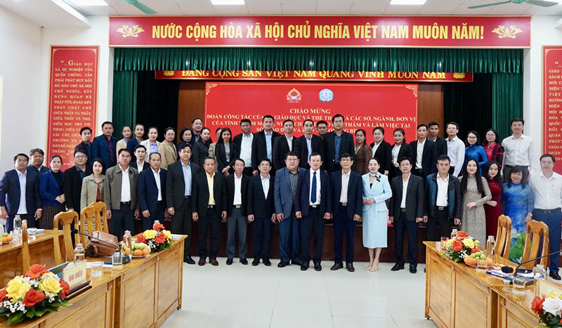 Các đại biểu chụp ảnh lưu niệm. 