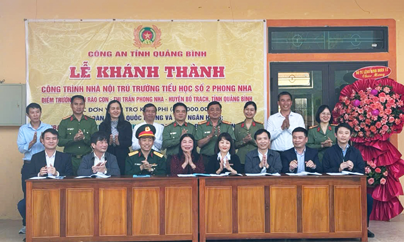 Các đơn vị ký biên bản nghiệm thu công trình nhà nội trú cho giáo viên tại bản Rào Con.