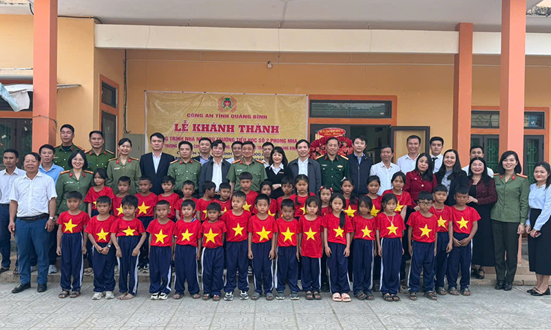 Các đại biểu và cô, trò chụp ảnh tại buổi lễ bàn giao công trình nhà nội trú.