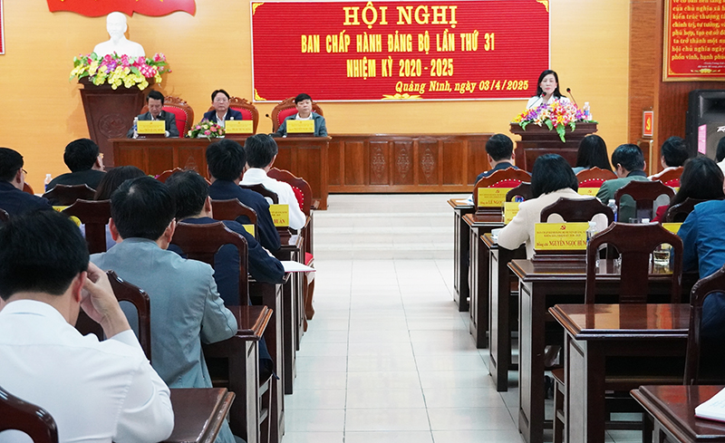 Các đại biểu tham luận tại hội nghị.