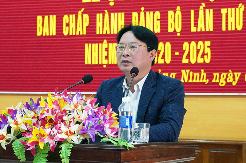 Lãnh đạo Huyện ủy Quảng Ninh phát biểu chỉ đạo tại hội nghị.