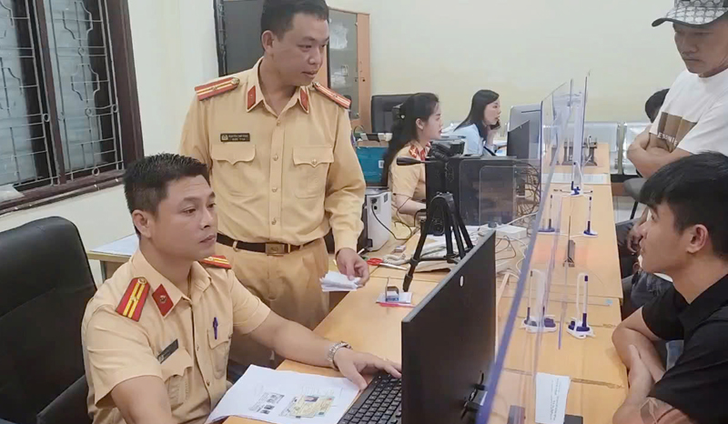 Các cơ quan chức năng luôn tận tình hỗ trợ người dân, doanh nghiệp trong các thủ tục hành chính.