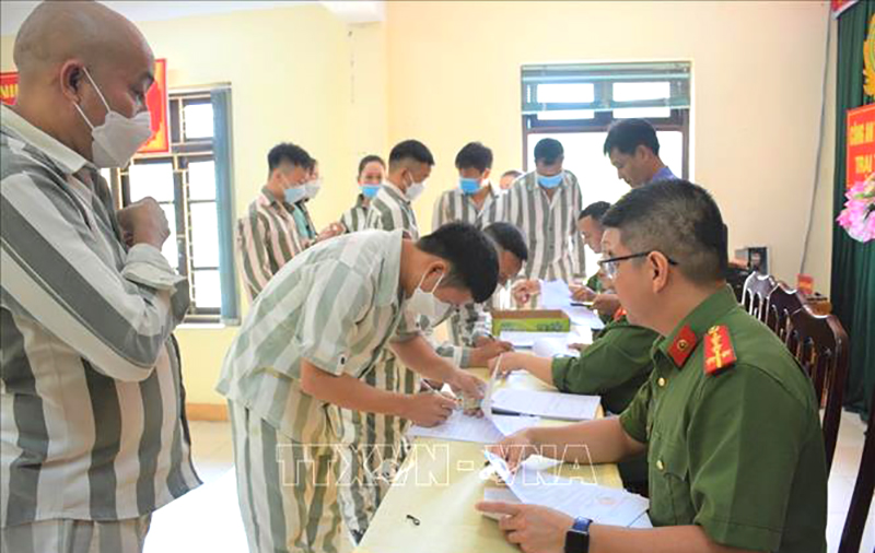 Các công dân sau khi nhận quyết định đặc xá được trao căn cước công dân để trở về tái hòa nhập cộng đồng. Ảnh: Thanh Vân/TTXVN