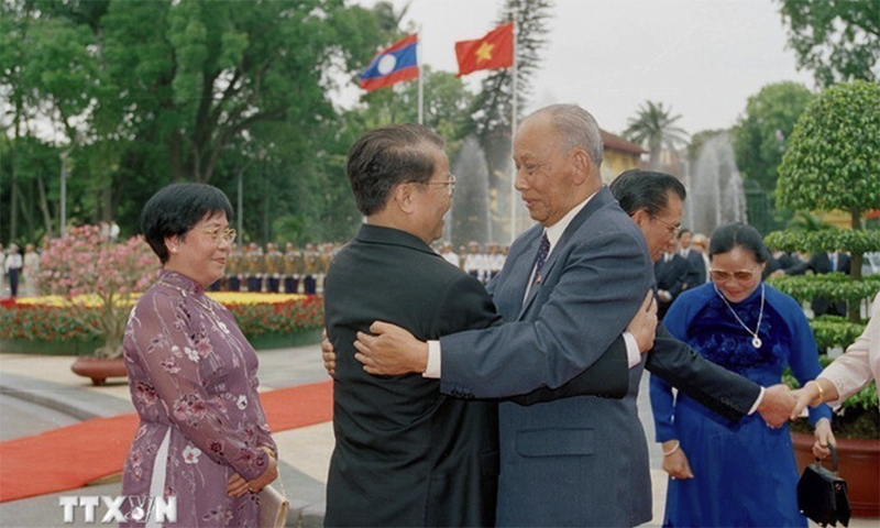 Chủ tịch nước Trần Đức Lương đón Chủ tịch Đảng, Chủ tịch nước Lào Khamtay Siphandone thăm hữu nghị chính thức Việt Nam (2002). (Ảnh: Đức Tám/TTXVN)