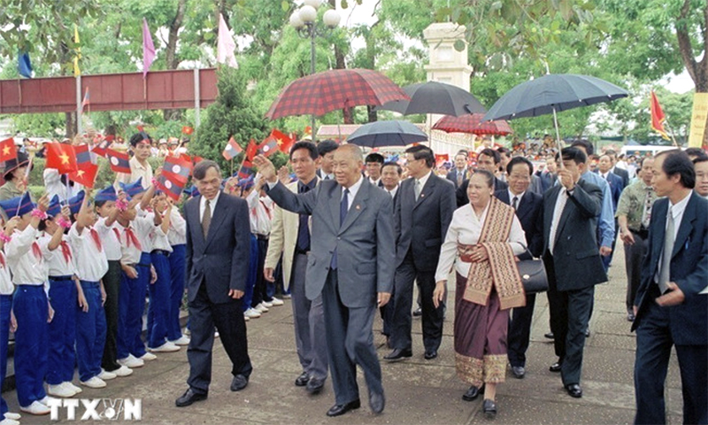 Thiếu nhi xã Kim Liên (huyện Nam Đàn, tỉnh Nghệ An)-quê hương Chủ tịch Hồ Chí Minh chào đón Chủ tịch Đảng, Chủ tịch nước Lào Khamtay Siphandone tới thăm (Nghệ An, 2002). (Ảnh: Lan Xuân/TTXVN)