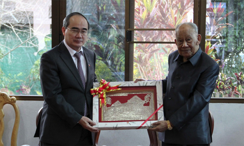 Đồng chí Nguyễn Thiện Nhân, Bí thư Thành ủy, Trưởng đoàn Đại biểu Quốc hội Thành phố Hồ Chí Minh tới thăm đồng chí Khamtay Siphandone (Lào, 25/1/2018). (Ảnh: Thành Chung/TTXVN)