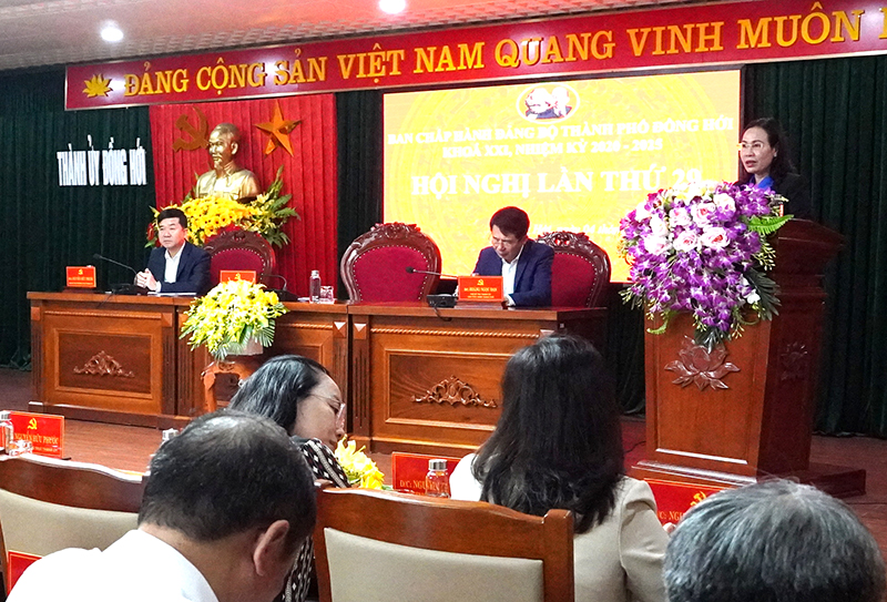 Đồng chí Bí thư Thành ủy Đồng Hới Phạm Thị Hân phát biểu kết luận tại hội nghị.