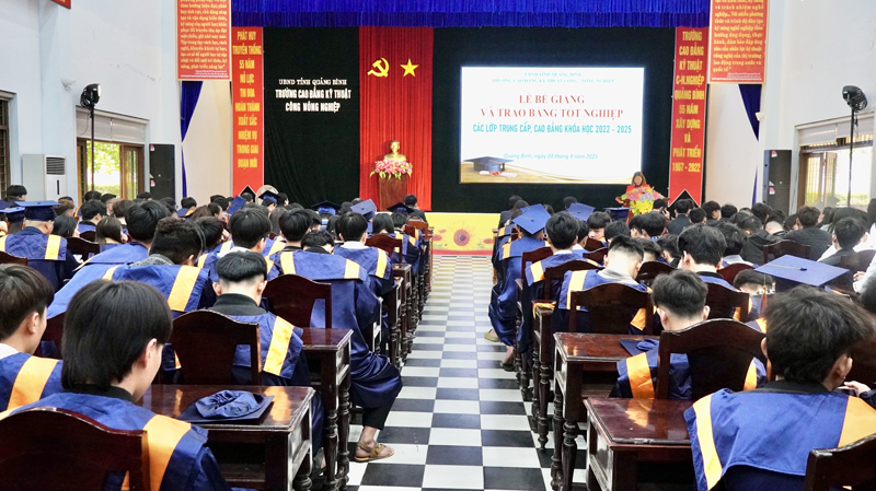 Quang cảnh lễ bế giảng.