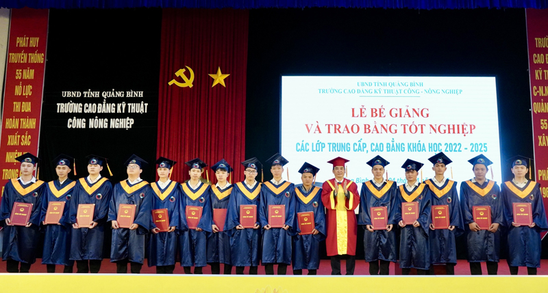 Hiệu trưởng Trường đẳng kỹ thuật Công-Nông nghiệp Quảng Bình trao bằng tốt nghiệp cho các sinh viên hệ cao đẳng, khóa học 2022-2025.