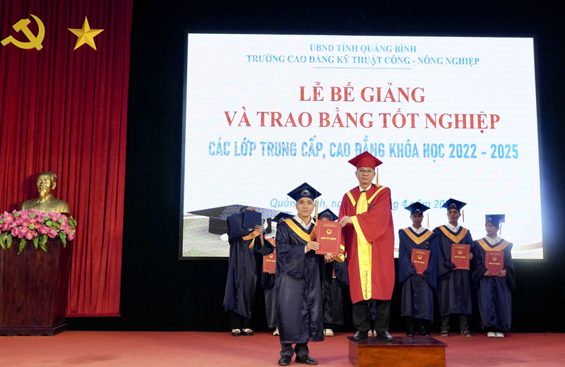 Đại diện lãnh đạo nhà trường trao bằng tốt nghiệp cho học sinh hệ trung cấp, khóa học 2022-2025.