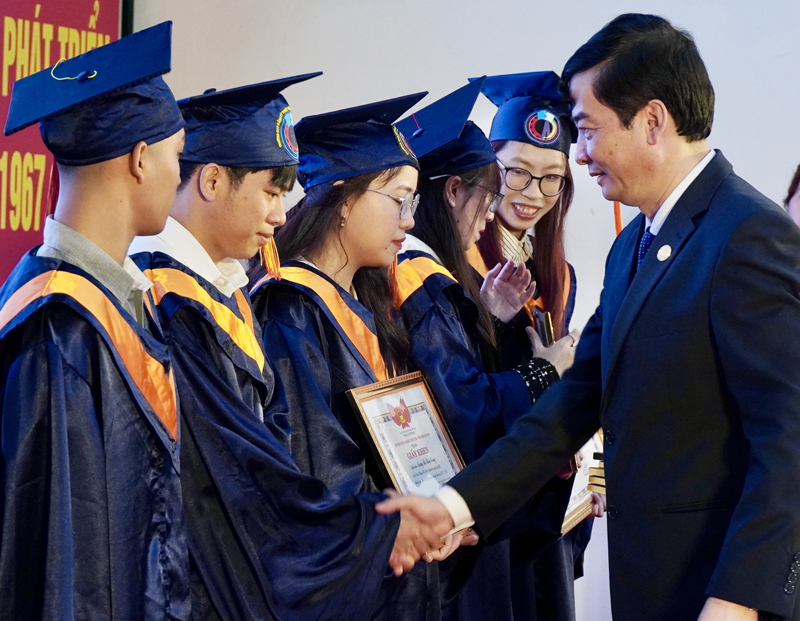 Hiệu trưởng Trường cao đẳng kỹ thuật Công-Nông nghiệp Quảng Bình trao thưởng cho các học sinh, sinh viên có thành tích xuất sắc trong học tập.