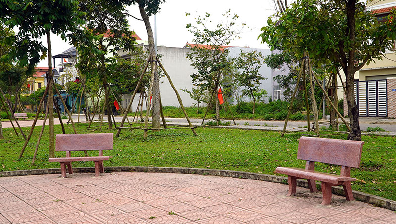 Ghế đá công viên khu tây Hữu Nghị, phường Nam Lý, TP. Đồng Hới được trả lại vẻ sạch đẹp ban đầu
