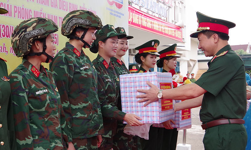 Đồng chí Thiếu tướng Đoàn Xuân Bường, Phó Chính ủy Quân khu 4 tặng quà cho lực lượng làm nhiệm vụ.