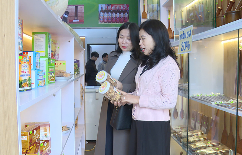 Cửa hàng trưng bày và bán sản phẩm OCOP tại xã Quảng Thủy.