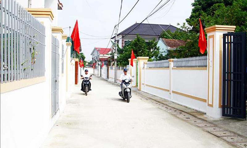 Người dân phường Ba Đồn (TX. Ba Đồn) tự nguyện hiến đất làm những con đường khang trang, rộng rãi. Ảnh: Tá Chuyên/TTXVN
