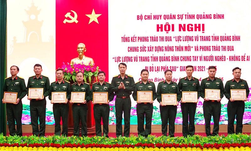 Đại tá Đinh Xuân Hướng, Chính ủy Bộ CHQS tỉnh trao tặng giấy khen cho 10 tập thể, cá nhân tiêu biểu.