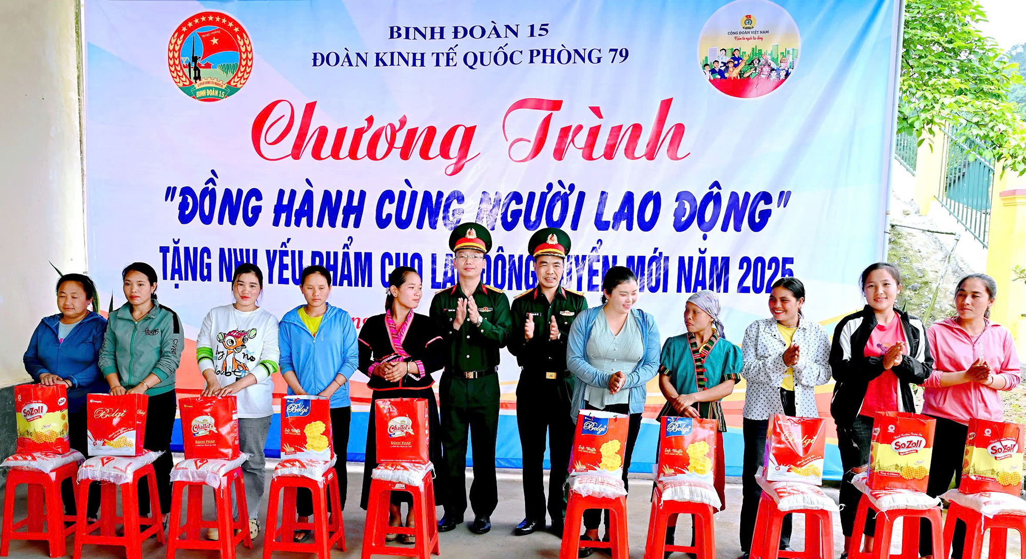Ban Chỉ huy Đoàn Kinh tế-Quốc phòng 79 tặng quà cho người lao động.