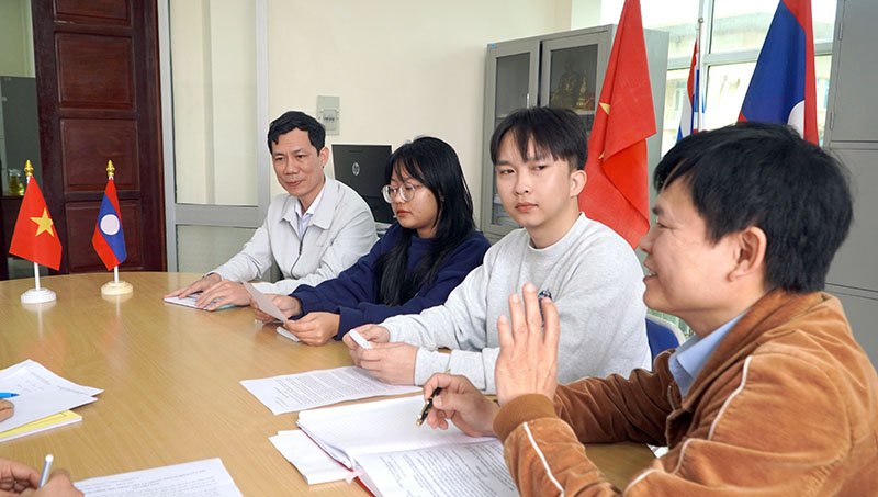 Sinh viên Xayasouk Devansavanh và Vilaysane Dodo (ngồi giữa) cùng thầy cô giáo Trường đại học Quảng Bình chuẩn bị cho cuộc thi hùng biện tiếng Việt.
