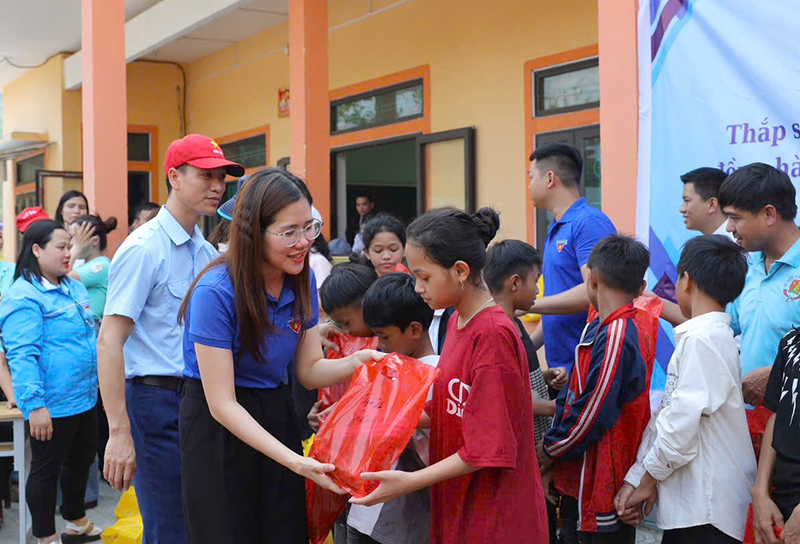 Hoạt động trao quà cho các em học sinh có hoàn cảnh khó khăn trên địa bàn tỉnh được Tỉnh đoàn quan tâm.