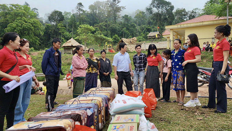 Đoàn thăm hỏi tình hình đời sống, sản xuất của người dân xã Thượng Trạch.