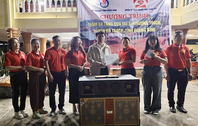 Hỗ trợ bộ loa và tiền mặt cho các trường học.