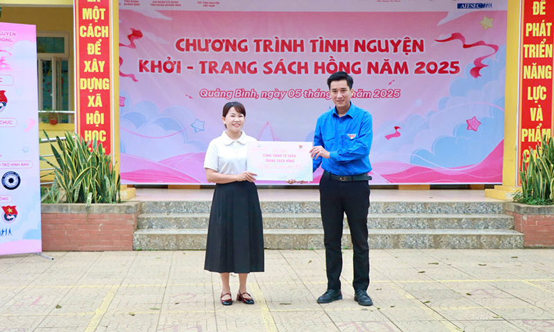 Trao tặng biển tượng trưng công trình Tủ sách  