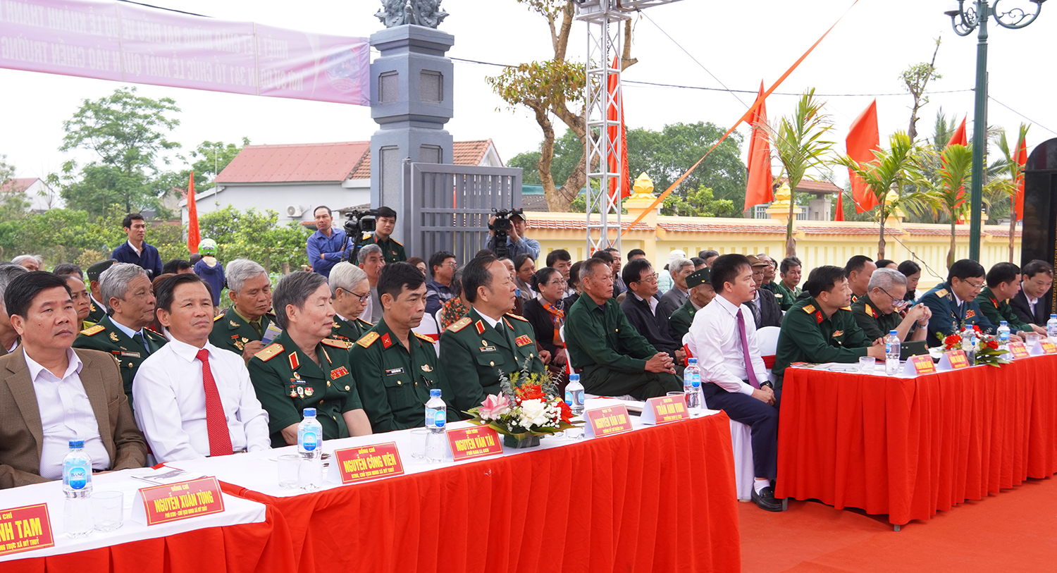 Các đại biểu tham dự buổi lễ.