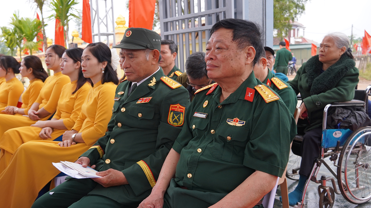 Các đại biểu tham dự buổi lễ.
