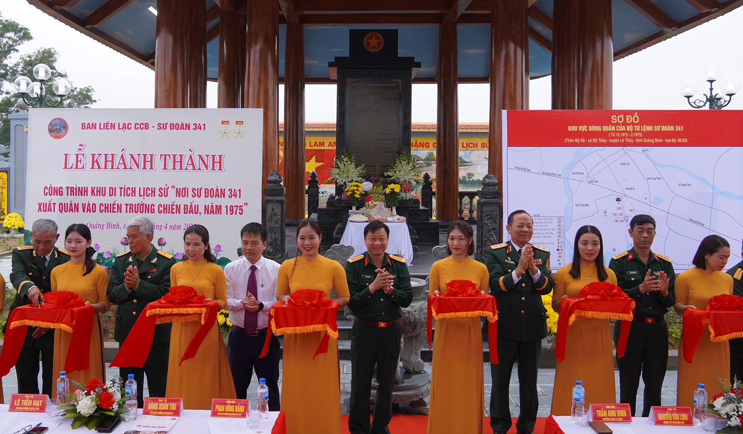 Các đại biểu cắt băng khánh thành khu di tích lịch sử nơi Sư đoàn 341 tổ chức lễ xuất quân vào chiến trường chiến đấu. 