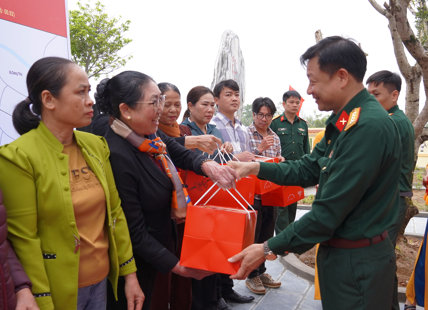 Tặng quà cho các hộ gia đình tại xã Mỹ Thủy.