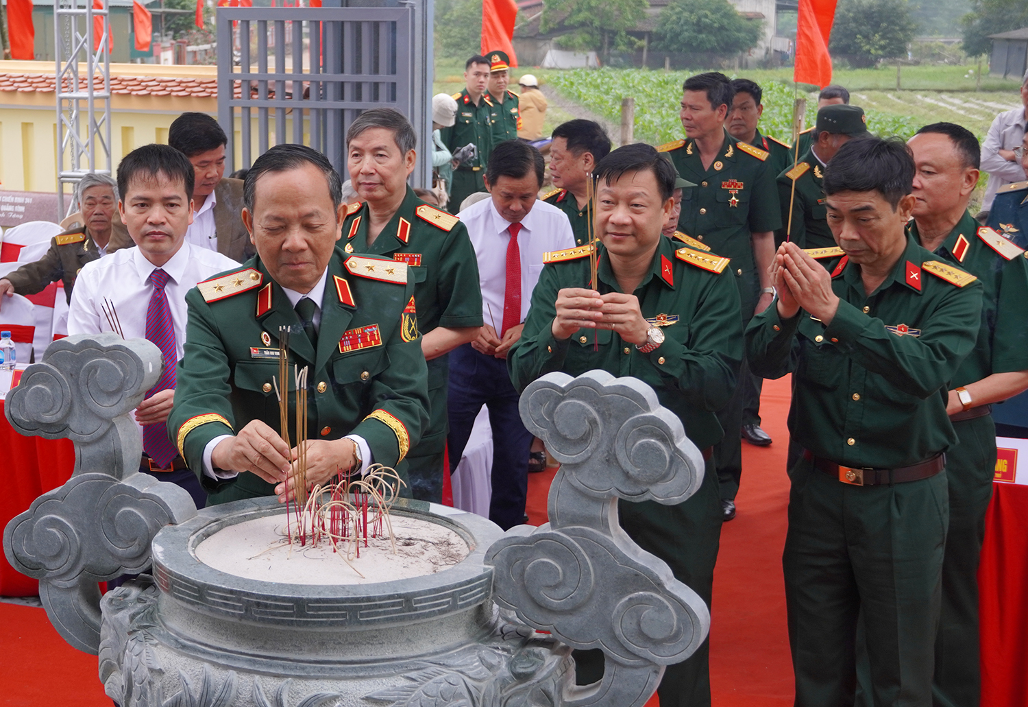 Các đại biểu thắp hương tưởng nhớ các anh hùng, liệt sĩ.