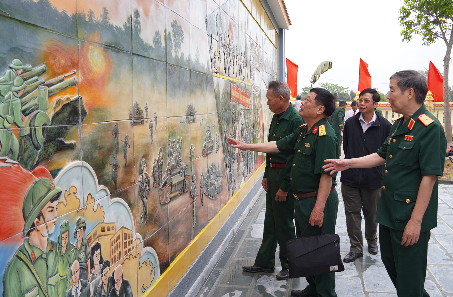 Các đại biểu tham quan khu di tích.