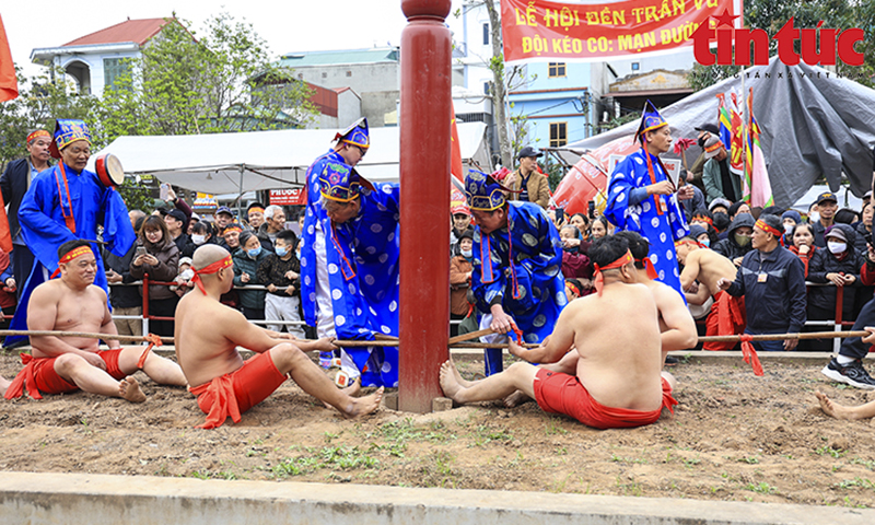 Trai làng Trấn Vũ hào hứng tham gia nghi lễ “Kéo co ngồi” tại Lễ hội đền Trấn Vũ. Ảnh:  Lê Phú/Báo Tin tức