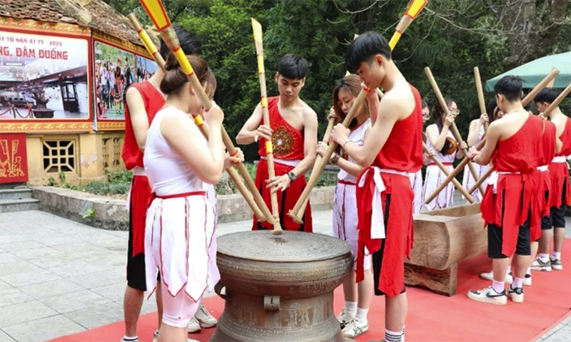 Trò chơi đánh trống đồng, đâm đuống thu hút đông đảo du khách.