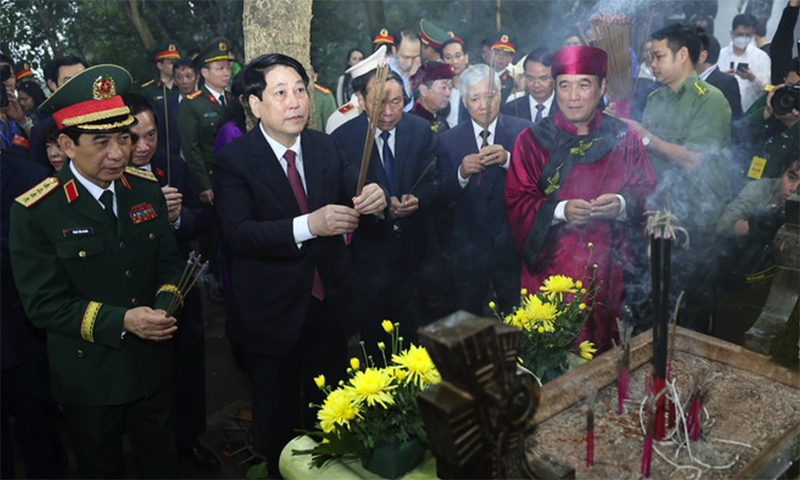 Chủ tịch nước Lương Cường dâng hương tại Lăng Vua Hùng. Ảnh: Lâm Khánh/TTXVN