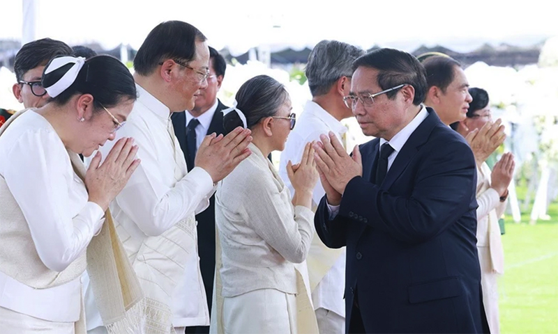 Thủ tướng Phạm Minh Chính chia buồn cùng gia đình nguyên Chủ tịch Đảng Nhân dân Cách mạng Lào, nguyên Chủ tịch nước Lào Khamtay Siphandone. (Ảnh: Dương Giang/TTXVN)
