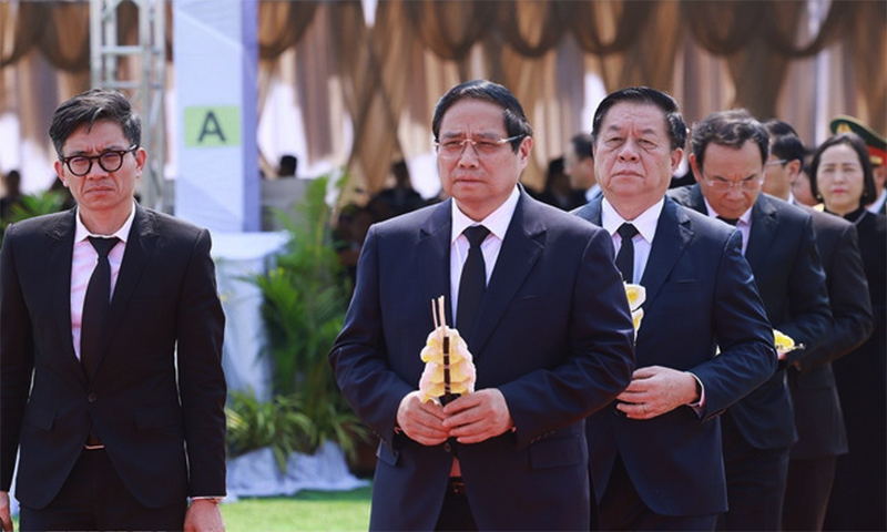 Thủ tướng Phạm Minh Chính thực hiện nghi lễ truy điệu nguyên Chủ tịch Đảng Nhân dân Cách mạng Lào, nguyên Chủ tịch nước Lào Khamtay Siphandone. (Ảnh: Dương Giang/TTXVN)