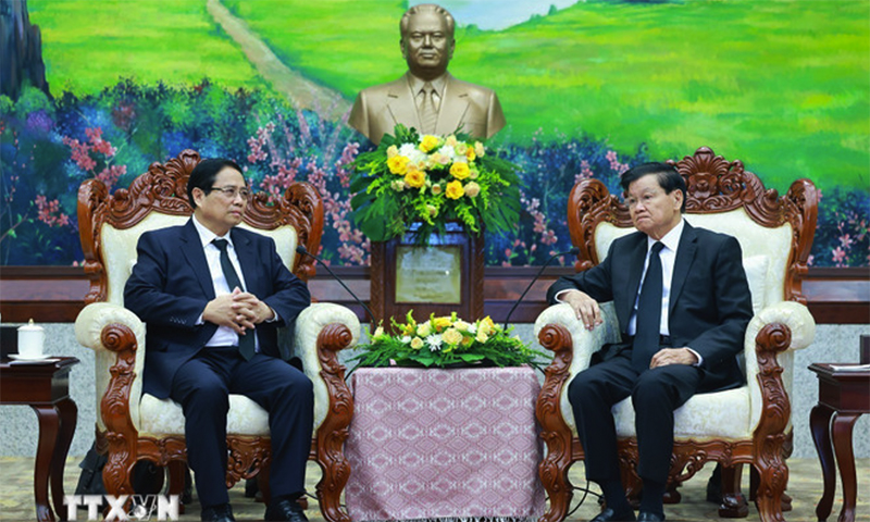 Thủ tướng Phạm Minh Chính gặp Tổng Bí thư, Chủ tịch nước CHDCND Lào Thongloun Sisoulith. (Ảnh: Dương Giang/TTXVN)