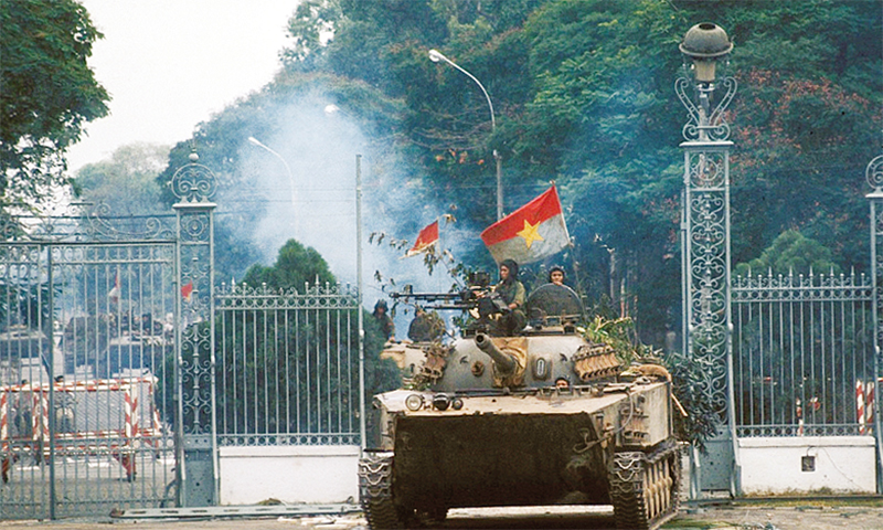Xe tăng của Quân Giải phóng tiến vào Dinh Độc Lập ngày 30/4/1975. Ảnh tư liệu 