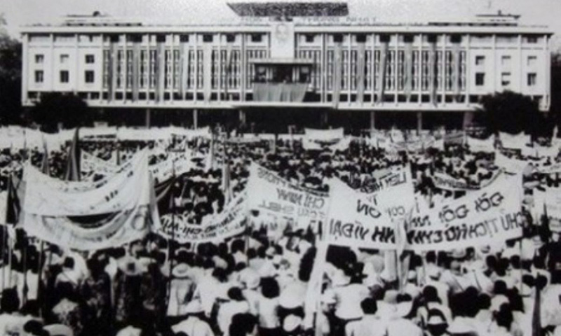 Nhân dân đón mừng ngày chiến thắng. Ảnh tư liệu