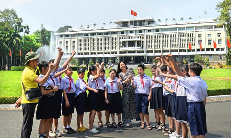  Dinh Độc Lập ngày nay là điểm tham quan và học tập truyền thống của thế hệ trẻ. Ảnh: XUÂN CƯỜNG