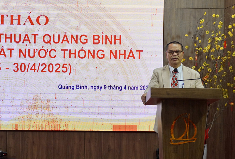 Lãnh đạo Hội Văn học-Nghệ thuật tỉnh phát biểu tại hội thảo.