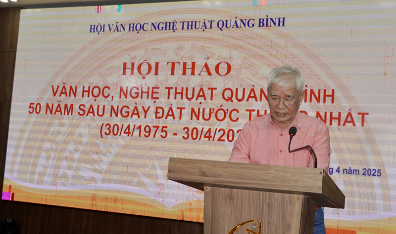 Các đại biểu trình bày tham luận tại hội thảo.